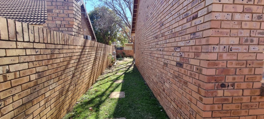 2 Bedroom Property for Sale in Langenhovenpark Free State